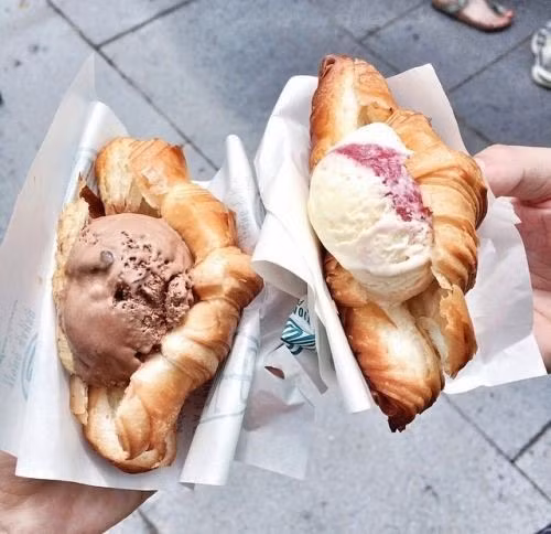 Một món bánh mì không quá lạ lẫm với giới trẻ Việt đó là bánh mì kẹp kem.