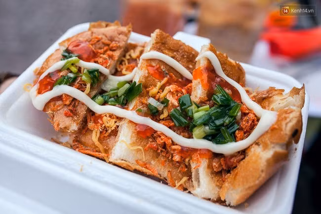 Và cuối cùng là món bánh mì nướng muối ớt đốn tim biết bao tín đồ ẩm thực.