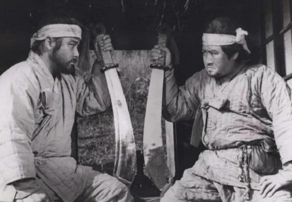 Không chỉ vậy, đa số các đao phủ thường sở hữu vẻ ngoài dũng mãnh, cường tráng, thậm chí có khi là bặm trợn. Điều đó cũng phần nào khiến cho các những người thời xưa sợ hãi và bài xích họ.