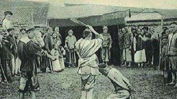 Vì tính chất công việc không dễ tìm được người phù hợp nên đa phần nghề đao phủ là do cha truyền con nối, từ đời này sang đời khác. Từ đây hình thành nên các gia tộc chuyên hành nghề đao phủ. Mỗi dòng họ theo nghề này đều lưu giữ một thanh bảo đao to dài và đặc biệt sắc bén như một vật gia truyền để hành nghề.