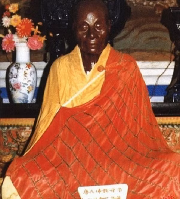 Đại sư Huệ Năng thời nhà Đường, là một vị có nhục thân Bồ Tát đầu tiên trong lịch sử của Trung Quốc (hay còn gọi là cao tăng đắc đạo có nhục thân bất hoại), hiện nay vẫn còn được thờ phụng tại Nam Hoa Tự - Thiều Quan - Quảng Đông.