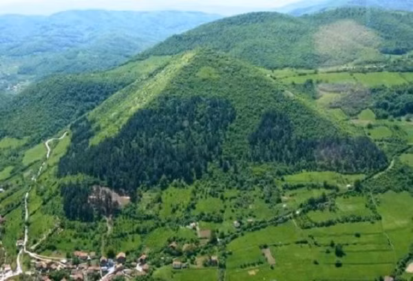 Sự tồn tại của một số ngọn đồi hình kim tự tháp ở Trung Quốc được quan tâm rộng rãi sau Thế chiến 2. Tuy nhiên, đa phần đều chú ý "kim tự tháp trắng" ở thành phố Hưng Bình, tỉnh Thiểm Tây. Nhiều năm qua, cũng xuất hiện các báo cáo về khoảng 100 ngọn đồi kim tự tháp nằm rải rác ở Thiểm Tây. Tuy nhiên, cho đến nay, người ta vẫn chưa thể xác minh ai đã xây lên những kim tự tháp bí ẩn này.