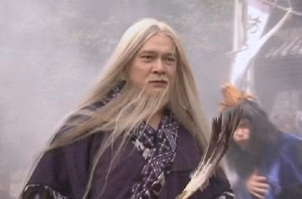 Tiết Mộ Hoa trong Thiên long bát bộ được người trong giang hồ phong ngoại hiệu là Diêm vương địch bởi vì ông chính là khắc tinh của Diêm vương. Cứ mỗi lần Diêm vương muốn lấy mạng ai đó, Tiết Mộ Hoa lại ra tay cứu giúp, đưa người từ cõi chết trở về. Khả năng cải tử hoàn sinh của danh y họ Tiết như vậy, cho nên người trong võ lâm phải chịu ơn ông rất nhiều.