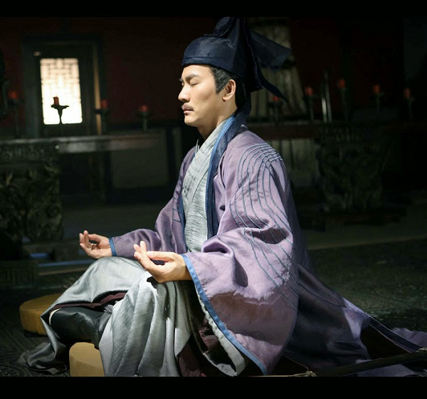 Trong một lần Đào Thực Tiên trong nhóm Đào Cốc Lục Tiên bị trọng thương, bọn ngũ tiên bèn khiêng đến cho Bình Nhất Chỉ chữa nhưng miệng vẫn nói thiên hô bách sát. Bình Nhất Chỉ quát một tiếng im là năm lão im ngay bởi vì nếu không im, Bình Nhất Chỉ sẽ buộc bọn Đào Cốc Lục Tiên giết tên Đào Thực Tiên.