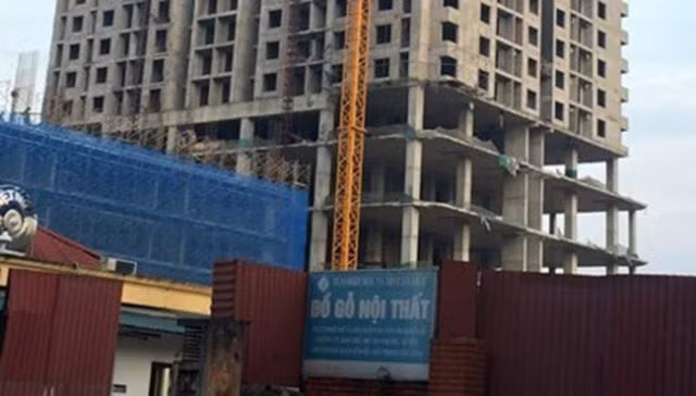  Chung cư Mỹ Sơn Tower 62 Nguyễn Huy Tưởng (phường Thanh Xuân Trung, quận Thanh Xuân) do Công ty CP Đầu tư và Xuất nhập khẩu Mỹ Sơn làm chủ đầu tư: Đây là chung cư đã từng bị cơ quan chức năng nhiều lần nhắc nhở vì vi phạm trật tự xây dựng. Cụ thể, cuối năm 2015, Mỹ Sơn Tower đã bị phát hiện thi công sai so với nội dung Giấy phép xây dựng và hồ sơ thiết kế được duyệt. Tuy bị nhắc nhở và đề nghị ngừng thi công công trình nhưng CĐT vẫn phớt lờ, gây nên vụ tai nạn lao động sập giàn giáo khiến 7 người thương vong (1/2016).