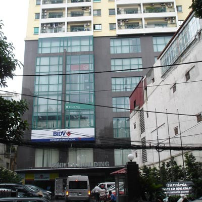 Không những thế, liên tiếp trong nhiều năm, mâu thuẫn giữa cư dân và chủ đầu tư tòa nhà này đã xảy ra, khiến dư luận đặc biệt quan tâm. Theo đó, cư dân bức xúc phản ánh tới báo chí nhiều sai phạm của chủ đầu tư như: tự ý cơi nới trái phép tầng thượng; tăng gấp đôi phí quản lý...Chủ đầu tư thì tạm ngừng cung cấp điện đối với những hộ dân nợ tiền điện, nước sạch. Điều này đã càng làm bùng lên mâu thuẫn. Không ít lần người dân căng băng rôn phản đối. Ảnh: Petrotime.