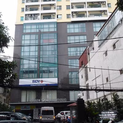 Không những thế, liên tiếp trong nhiều năm, mâu thuẫn giữa cư dân và chủ đầu tư tòa nhà này đã xảy ra, khiến dư luận đặc biệt quan tâm. Theo đó, cư dân bức xúc phản ánh tới báo chí nhiều sai phạm của chủ đầu tư như: tự ý cơi nới trái phép tầng thượng; tăng gấp đôi phí quản lý...Chủ đầu tư thì tạm ngừng cung cấp điện đối với những hộ dân nợ tiền điện, nước sạch. Điều này đã càng làm bùng lên mâu thuẫn. Không ít lần người dân căng băng rôn phản đối. Ảnh: Petrotime.