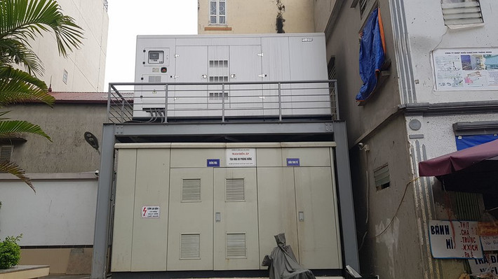 Trạm biến áp được đặt ngay cạnh lối ra vào của tòa nhà, khiến cư dân lo lắng tai nạn cháy nổ có thể xảy ra. Ảnh: Người Đưa Tin.