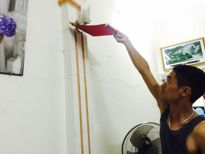 Chưa hết, việc thi công công trình này còn khiến người dân xung quanh bức xúc. Phản ánh với báo chí, người dân cho biết, hàng chục ngôi nhà của các hộ dân cạnh dự án đã bị nứt, sụt lún. Ảnh: Giáo Dục Việt Nam.