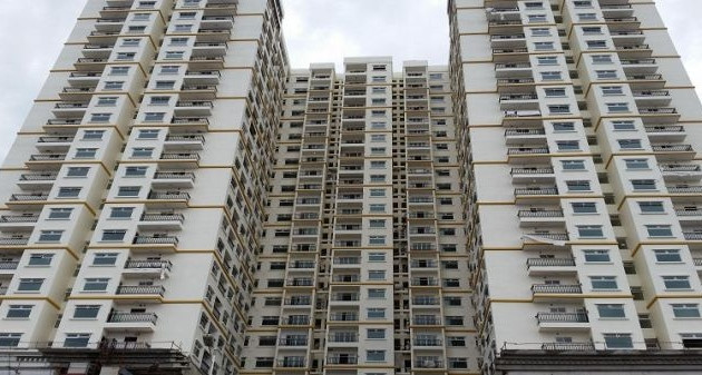 Chung cư cao cấp Hòa Bình Green City (505 Minh Khai, phường Vĩnh Tuy, quận Hai Bà Trưng) do Công ty TNHH Hòa Bình làm chủ đầu tư: Ngay khi được chào bán rầm rộ từ đầu tháng 10/2011, dự án Hòa Bình Green City đã gây "sốt" bởi được quảng cáo là chung cư đẳng cấp 6* dát vàng đầu tiên ở Hà Nội. Tuy nhiên, ngay trong quá trình xây dựng, dự án đã gặp nhiều vướng mắc. Ảnh: Internet.