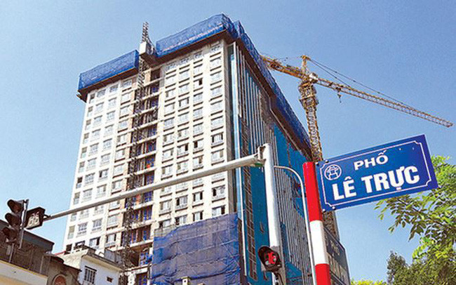 Cao ốc 8B Lê Trực (phường Điện Biên, quận Ba Đình) của chủ đầu tư Công ty Cổ phần May Lê Trực là một trong những công trình "tai tiếng" nhất ở Hà Nội. Ảnh: CafeF.