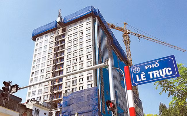 Cao ốc 8B Lê Trực (phường Điện Biên, quận Ba Đình) của chủ đầu tư Công ty Cổ phần May Lê Trực là một trong những công trình "tai tiếng" nhất ở Hà Nội. Ảnh: CafeF.