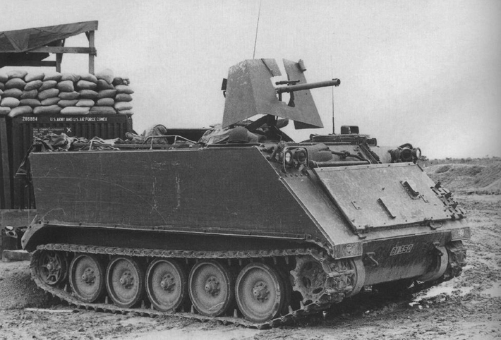 Và một trong sửa đổi đó chính là việc gắn súng không giật M18 lên trên xe thiết giáp M113 ngay trên tháp pháo chính thay cho súng máy 12.7mm M2 Browning. Cũng cần phải lưu ý rằng sửa đổi trên chỉ xuất hiện ở một số đơn vị thiết giáp Mỹ trong Chiến tranh Việt Nam và không thực sự phổ biến.