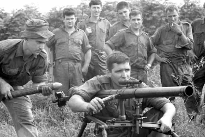 Và tất nhiên, M18 cũng được Quân đội Mỹ và chư hầu mang đến chiến trường Việt Nam khi các loại vũ khí hay tên lửa chống tăng chưa thực sự được phổ biến. Trong ảnh một đơn vị bộ binh Australia huấn luyện sử dụng súng M18 trong Chiến tranh Việt Nam.