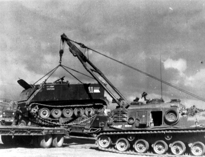 Một chiếc M113 sau khi được sửa chữa xong sẵn sàng cho hành trình mới trên chiến trường Việt Nam.