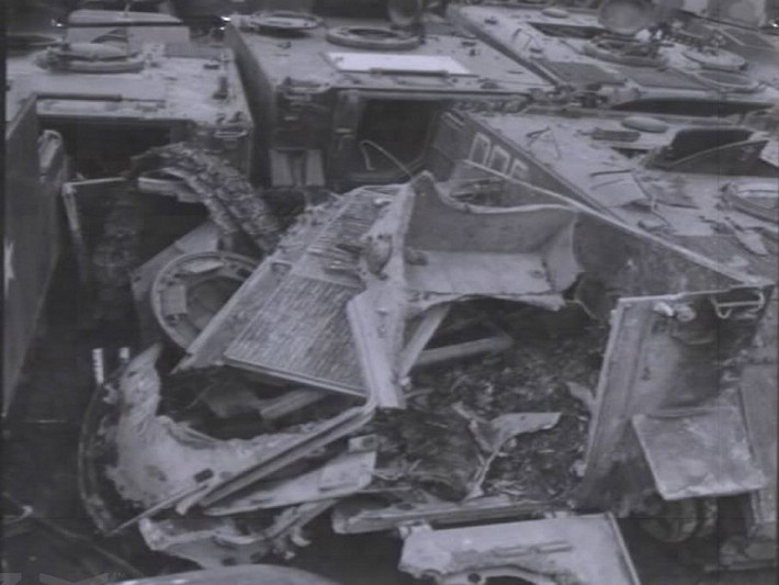 Còn chiếc M113 này phần thân xe bị phá hủy hoàn toàn và biến dáng tới mức không thể nhận ra.