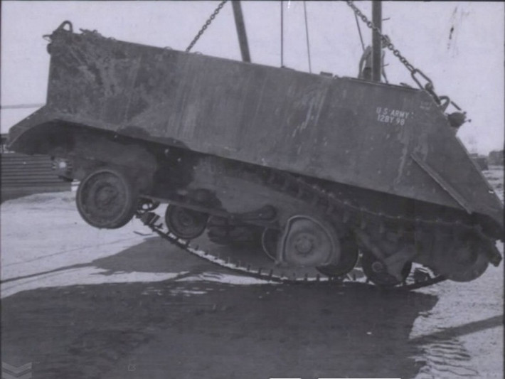 Điển hình như chiếc M113 này có phần bánh xích gần như bị phá nát và nhiều khả năng là bị tấn công bởi mìn chống tăng. Trong trường hợp này binh sĩ ngồi bên trong xe chắc chắn cũng chịu thương vong không hề nhẹ.