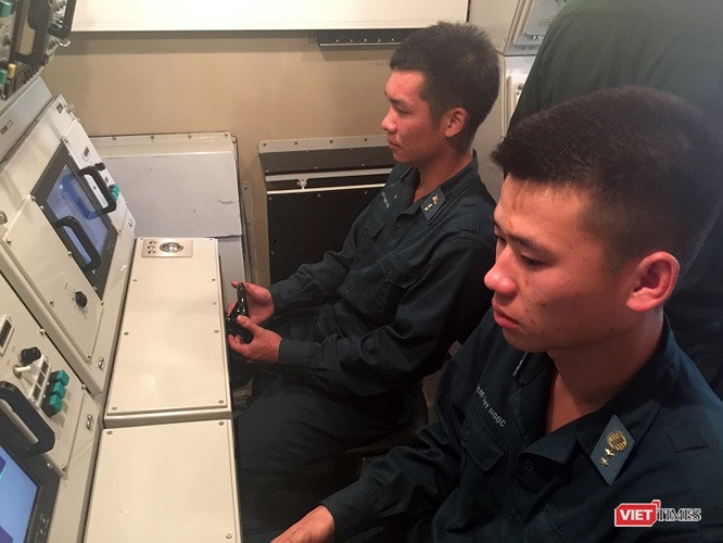 Cảnh giác, phát hiện địch trên không từ xa, quản lý chắc mục tiêu, hiệp đồng chặt chẽ, chọn đúng thời cơ tiêu diệt là phương châm trong huấn luyện, SSCĐ cẩu trung đoàn.”. * Tựa do BTV đặt lại