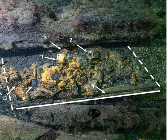 Chiếc rương chứa dụng cụ tạo đạn chì cho súng ngắn thời đầu, giúp hiểu thêm về sự phát triển của chiến tranh trên biển thời kỳ đó.