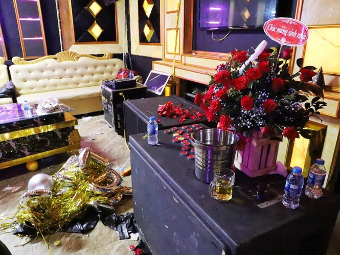 Trong số 76 người bị phát hiện tại quán karaoke My Fiend có 57 người quê ở Nghệ An, 14 người quê ở Hà Tĩnh và 5 người ở các tỉnh khác. (Ảnh: CAHT) 