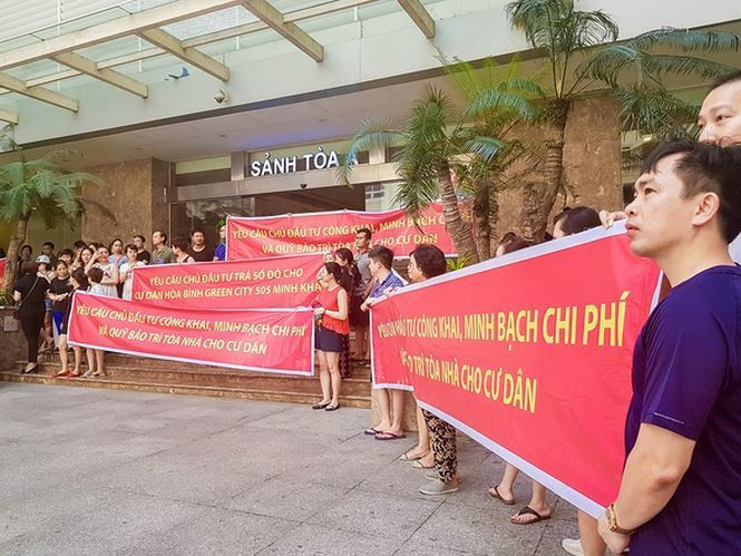 Cuối 2018, Công ty TNHH Hòa Bình vừa có văn bản gửi Thủ tướng xin tháo gỡ vướng mắc giá đất dự án chung cư Hòa Bình Green City. Theo CĐT, đến nay vẫn chưa thống nhất được phương án giá trị tiền sử dụng đất, chưa có xác nhận số tiền công ty đã nộp gần 130 tỷ đồng là hoàn thành nghĩa vụ tài chính. Do vậy, công ty chưa có đủ cơ sở làm việc với Sở Tài nguyên và Môi trường để cấp giấy chứng nhận quyền sở hữu nhà ở cho các hộ dân. CĐT đề nghị Thủ tướng chỉ đạo tính lại giá đất cho dự án. Ảnh: Vietnamfiance.