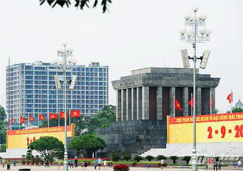 Tuy nhiên, theo UBND thành phố Hà Nội, vào cuối tháng 1/2019, chủ đầu tư vẫn chưa thực hiện cam kết, “có biểu hiện dây dưa kéo dài”. Kết quả là tiến độ xử lý vi phạm không đạt yêu cầu của Thủ tướng Chính phủ và thành phố Hà Nội. Cho nên, Hà Nội vẫn chỉ đạo theo hướng chủ động tổ chức tháo dỡ bộ phận công trình vi phạm, không phụ thuộc vào việc thực hiện của chủ đầu tư. Ảnh: Internet.