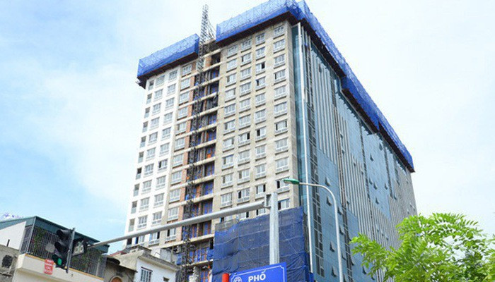 Tuy đã bị xác định trong kế hoạch buộc phải tháo dỡ phần vi phạm xong hơn 3 năm qua vụ việc ở 8B Lê Trực vẫn chưa được giải quyết dứt điểm. Ảnh: Internet.
