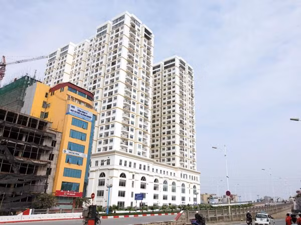 Tuy nhiên, "lùm xùm" lớn nhất của dự án này khiến cư dân bức xúc đó là việc chủ đầu tư "nợ" Giấy chứng nhận quyền sở hữu nhà ở (sổ đỏ) của người dân. Bỏ hàng tỷ đồng ra mua nhà tại Hòa Bình Green City, tuy nhiên, đến thời điểm giữa tháng 7/2018, tức là sau 3 - 4 năm dọn về ở, người dân vẫn phải đi đòi sổ đỏ. Không ít lần cư dân tòa nhà đã căng băng rôn phản đối nhà đầu tư, đòi quyền lợi chính đáng. Ảnh: Internet.