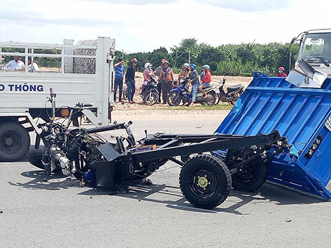 Trước đó, cũng có nhiều vụ tai nạn giao thông liên quan đến xe ba gác, ba bánh, xe tự chế. (Vụ tai nạn liên quan đến xe ba bánh xảy ra tại thị xã Bến Cát, Bình Dương, khiến 3 người tử vong. Ảnh: Antg.Cand)
