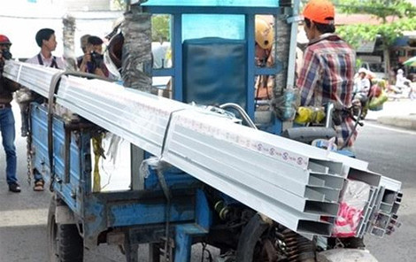 Có trường hợp chạy xe ba bánh bị cảnh sát giao thông xử lý. (Ảnh: Antg.Cand)