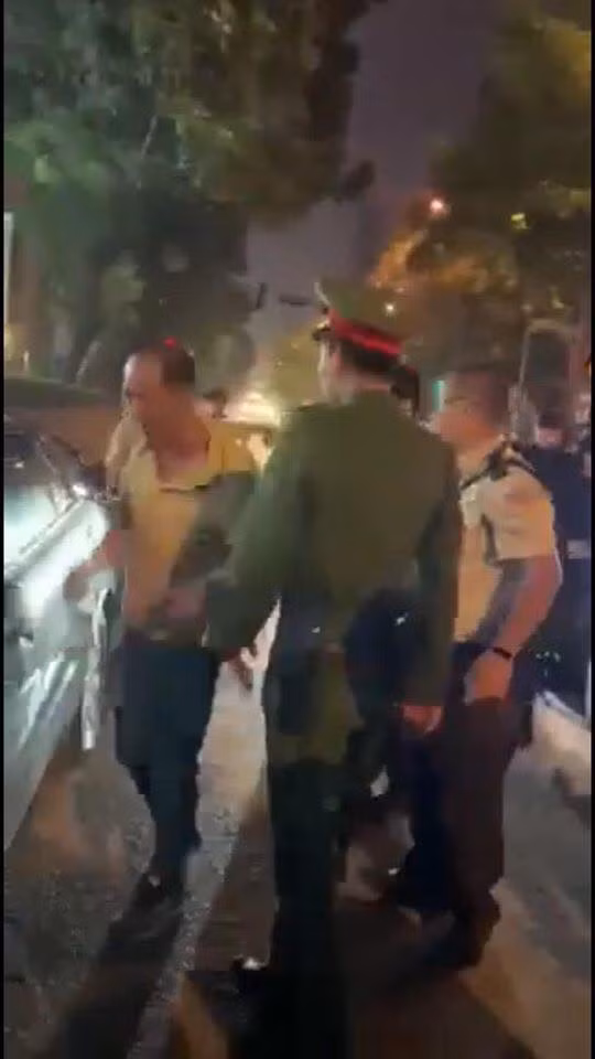 Sau khi xảy ra sự việc, lực lượng chức năng đã đến hiện trường đưa nam tài xế này lên trụ sở để làm rõ nguyên nhân xảy ra vụ việc.