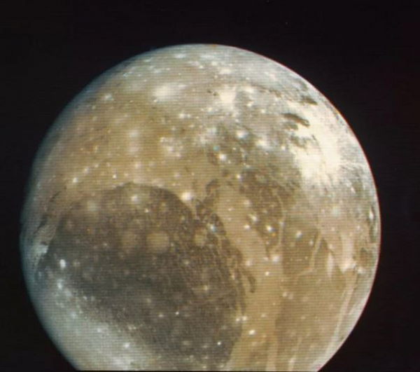 Tuy nhiên thay vào đó là hơi nước xuất hiện ở gần xích đạo vào giữa trưa, có thể từ sự thăng hoa của băng. Vì buổi trưa ở mặt trăng Ganymede vẫn đủ ấm để bề mặt bằng giải phóng một số lượng nhỏ phân tử nước.