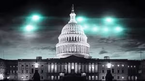 Chad Underwood, viên phi công đã ghi lại đoạn băng chạm trán UFO từ chiếc F-18 của Hải quân cho biết: "“Nó di chuyển theo những cách không bình thường về mặt vật lý. Máy bay, dù có hay không có người lái, vẫn phải tuân theo định luật vật lý".
