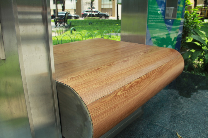 Ngoài ra, bên cạnh cây lọc nước còn có ghế ngồi trong lúc chờ đến lượt uống nước.