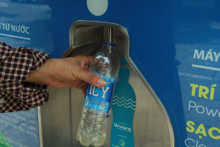 Được biết, trung bình mỗi giờ máy lọc nước thông minh này lọc được khoảng 100 lít nước.