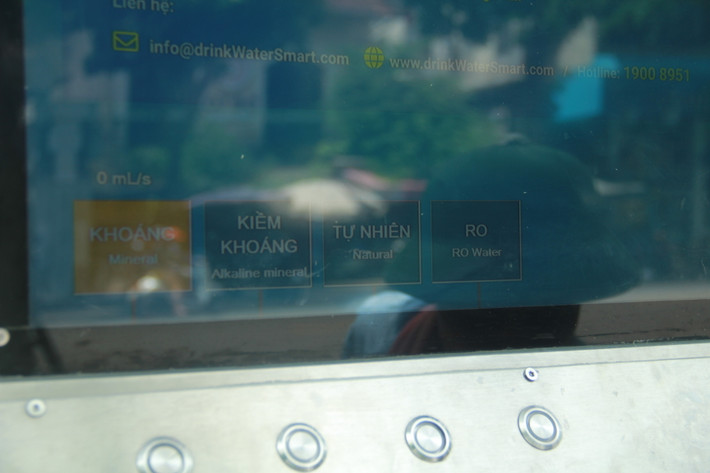 Tại cây lọc nước thông minh có 4 loại nước khác nhau được hiển thị trên màn hình LCD để người dân có thể tùy chọn loại nước thích hợp để sử dụng.