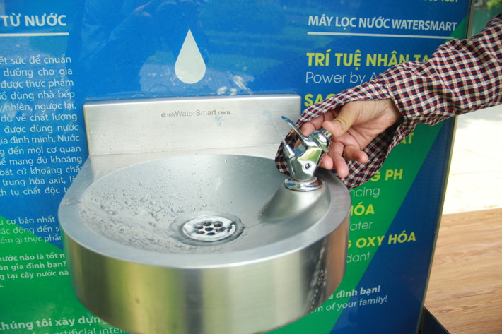 Hoặc người dân có thể uống trực tiếp tại vòi nước được thiết kế riêng cho những người không mang theo chai hoặc cốc để uống.