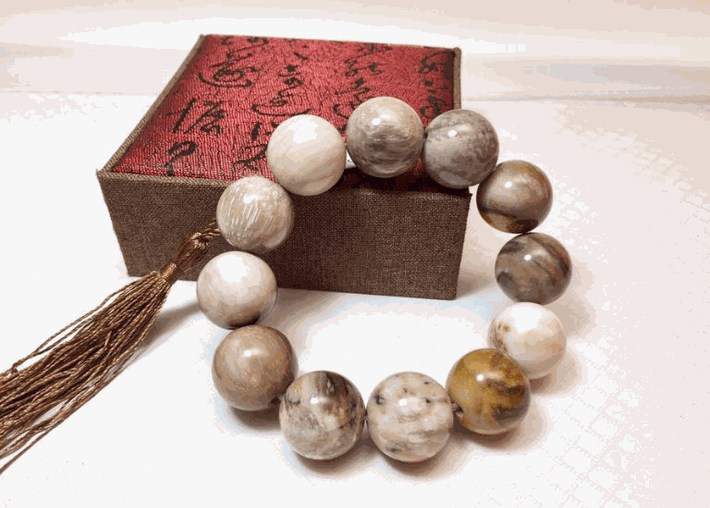 Ngoài ra, loại đá này còn giúp bình ổn tâm trạng, giảm căng thẳng, và ngăn ngừa một số bệnh liên quan đến thận và khớp.(Ảnh: Gỗ đỉnh)