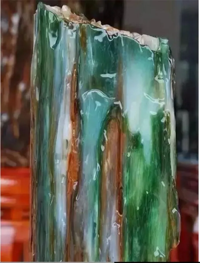 Khúc gỗ này có thể trị giá hàng trăm tỷ đồng, giúp anh thanh niên đổi đời ngay lập tức.(Ảnh: DNVN)