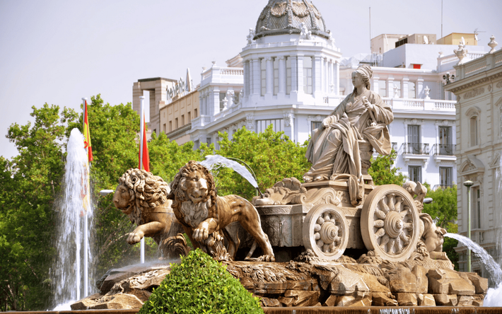 Nghệ thuật thời kỳ tiền Tây Ban Nha không thể không nhắc đến sự ảnh hưởng của các nền văn minh khác như La Mã, Ma Moor, và Cơ đốc giáo. Sự thống trị của người Moor từ thế kỷ 8 đến thế kỷ 15 đã để lại dấu ấn sâu sắc trong kiến trúc, khoa học và nghệ thuật của Tây Ban Nha. Những yếu tố này đã hòa quyện và tạo nên một nền nghệ thuật độc đáo, phong phú.(Ảnh: porticoandbridge)