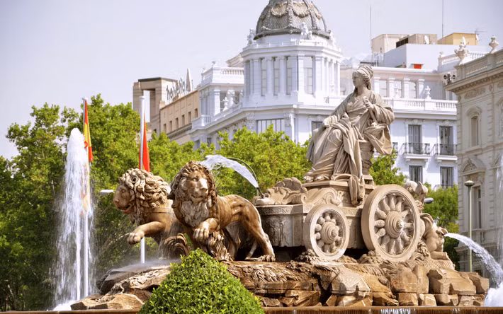 Nghệ thuật thời kỳ tiền Tây Ban Nha không thể không nhắc đến sự ảnh hưởng của các nền văn minh khác như La Mã, Ma Moor, và Cơ đốc giáo. Sự thống trị của người Moor từ thế kỷ 8 đến thế kỷ 15 đã để lại dấu ấn sâu sắc trong kiến trúc, khoa học và nghệ thuật của Tây Ban Nha. Những yếu tố này đã hòa quyện và tạo nên một nền nghệ thuật độc đáo, phong phú.(Ảnh: porticoandbridge)