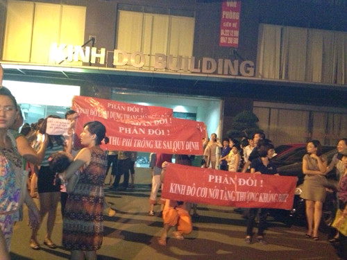 Cư dân tòa nhà treo băng rôn phản đối chủ đầu tư. Ảnh: NLĐ. 