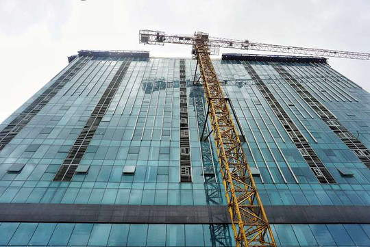Công trình này chỉ được cấp phép xây dựng cao 53 m. Tuy nhiên, chủ đầu tư đã tự ý tăng chiều cao các tầng, xây thêm tầng 19, tổng chiều cao hiện tại khoảng 69 m (vượt 16 m, tương đương 5 tầng). Theo giấy phép xây dựng, diện tích được phép là gần 30.000 m2 cũng bị chủ đầu xây nâng lên khoảng 36.000 m2, tăng trên 6.000 m2 so với giấy phép. Ảnh: NLĐ.