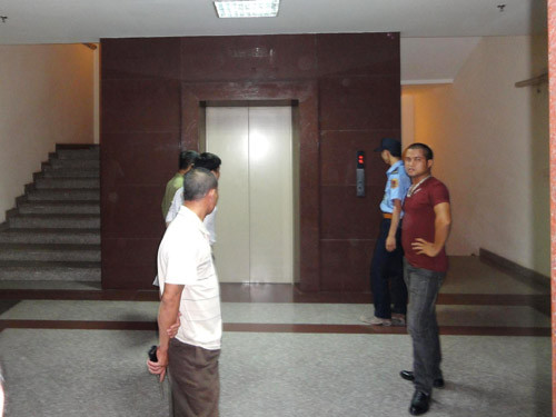 Đỉnh điểm, ngày 27/6/2012, đã xảy ra xô xát giữa cư dân tòa nhà và hàng chục "đầu gấu", mà theo người dân "tố" là được chủ đầu tư thuê để uy hiếp dân. Ảnh: NLĐ.