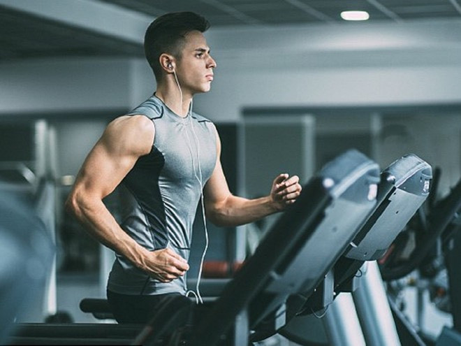 Khi đi tập gym, nam giới nên lựa chọn trang phục vừa vặn, co giãn tốt thoải mái khi vận động để không gây cảm giác khó chịu vướng víu.