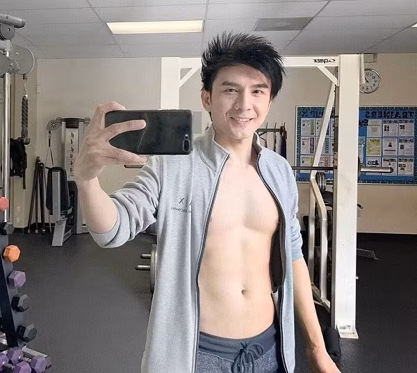 Dù đã U40, Đan Trường vẫn vô cùng trẻ trung và sở hữu cơ bụng săn chắc đầy nam tính.