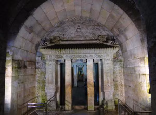 Những kẻ trộm mộ trước đó đã lục tung bên trong quan tài để bới móc kho báu và tàn nhẫn ném xương cốt người đã khuất ra bên ngoài. Hài cốt vua Khang Hy bị rơi vãi, ngâm trong làn nước lạnh lẽo.