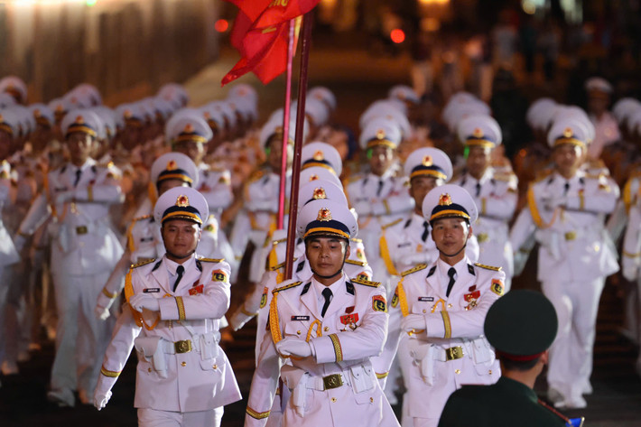 Lễ diễu binh, diễu hành chính thức vào 6 giờ 30 sáng 30/4 với sự tham gia khoảng 13.000 người. Nhằm đảm bảo an ninh - trật tự, an toàn giao thông phục vụ tổng hợp luyện diễu binh 30/4, Công an TP Hồ Chí Minh đã tổ chức điều chỉnh, phân luồng trên nhiều tuyến đường gần Cầu Ba Son, Nguyễn Bỉnh Khiêm, Đinh Tiên Hoàng, Tôn Đức Thắng, Mạc Đĩnh Chi, Hai Bà Trưng, Phạm Ngọc Thạch, Pasteur, Nam Kỳ Khởi Nghĩa...