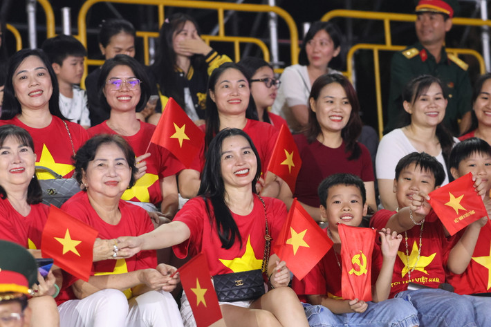 Đông đảo người dân tập trung về trung tâm TP Hồ Chí Minh để xem tổng hợp luyện diễu binh 30/4.