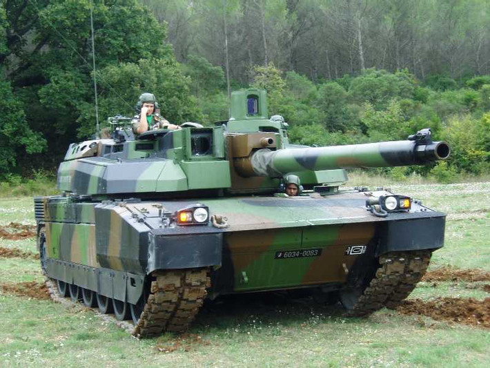 Xe tăng chiến đấu chủ lực Leclerc được trang bị động cơ diesel tăng áp VD V8X-1500 của Pháp, phát triển 1 500 mã lực với vòng quay động cơ là 2500 vòng/phút. Động cơ của nó nhỏ hơn động cơ xe tăng hiện đại nhưng lại cho phép giảm kích thước tổng thể của xe tăng. Động cơ có thể được thay thế trong điều kiện hiện trường trong vòng 30 phút. Xe có hệ thống treo thủy lực, cung cấp hiệu suất vượt địa hình rất tốt. Nguồn ảnh: Military-today.